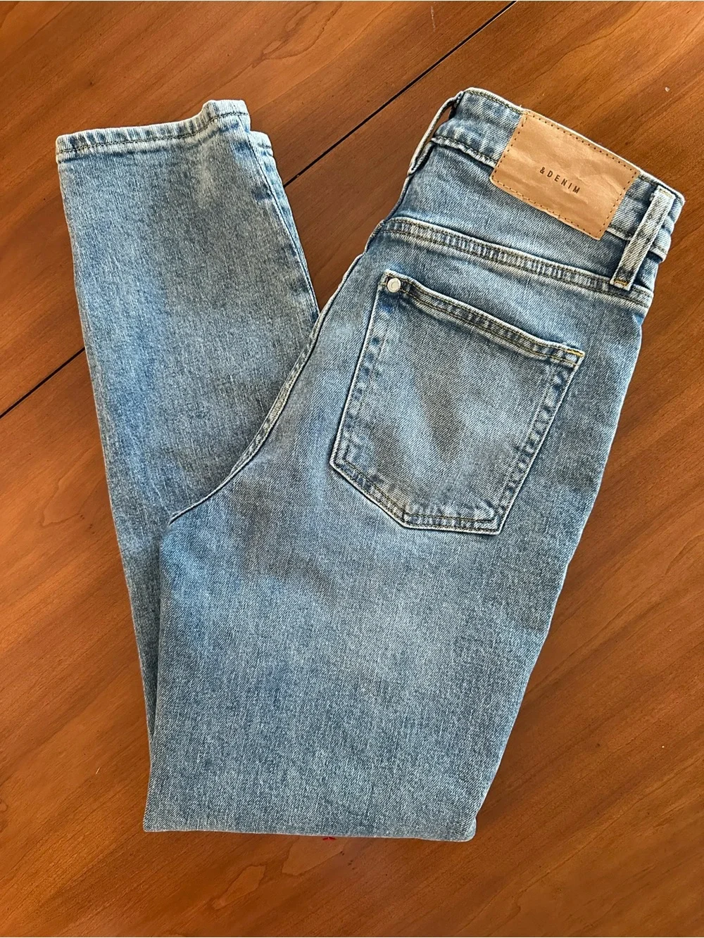 H&M &Denim Ultra High Waist Mom Jeans Women’s US 4 Light Wash Button Fly 26x28 - Picture 9 of 9